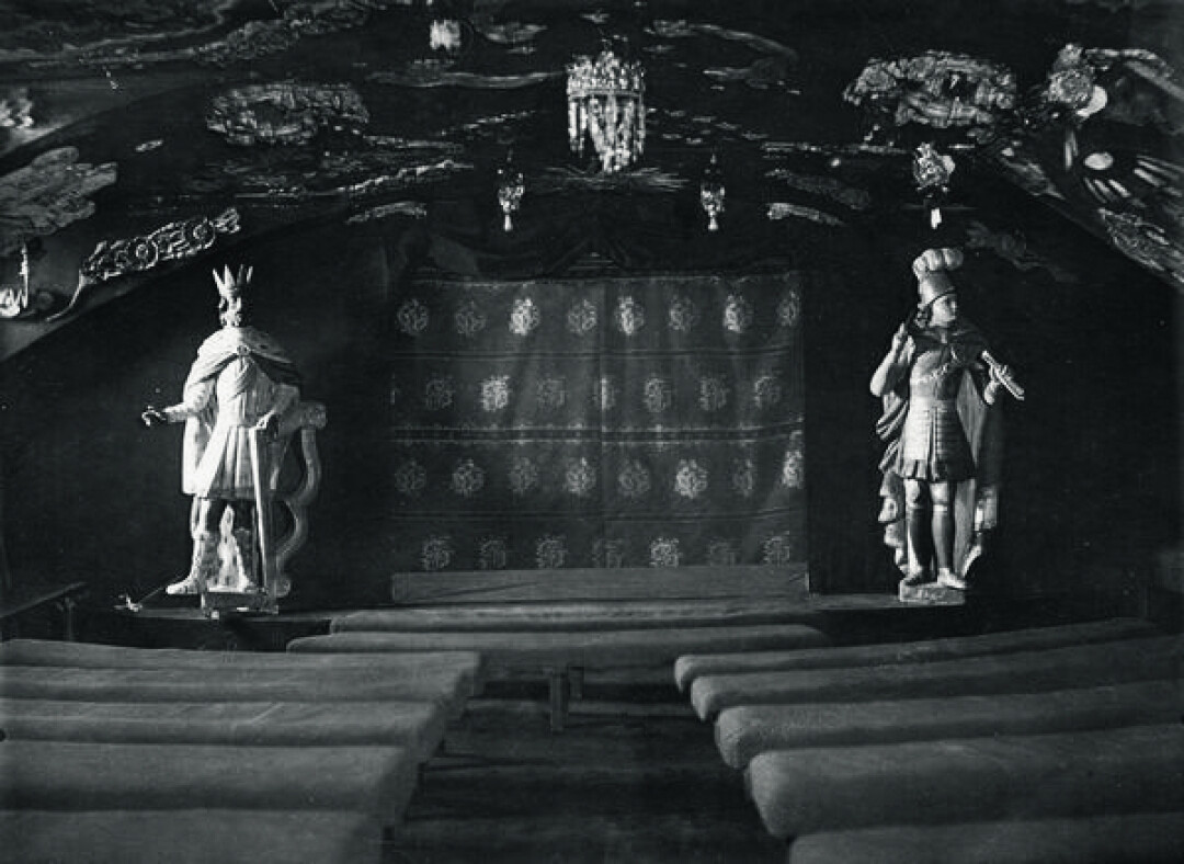 В этом подвале Б. Пронина в 1916 году энтузиасты Ю. Слонимский и А. Сазонова выступают со своим домашним театром марионеток