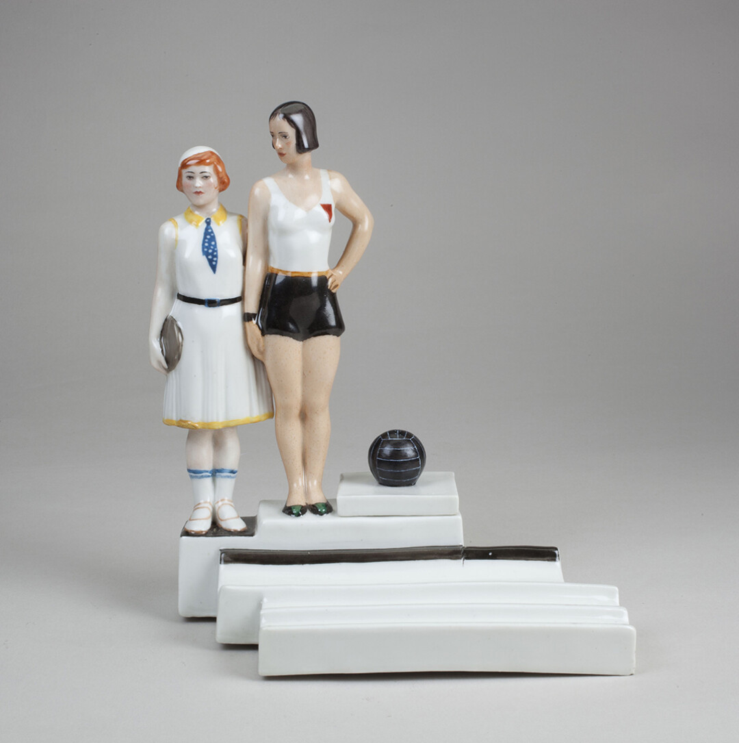 Чернильница с крышкой «Физкультурницы», автор модели — Н. Я. Данько, автор росписи — Т. С. Зайденберг, 1930-е гг. (роспись надглазурная полихромная