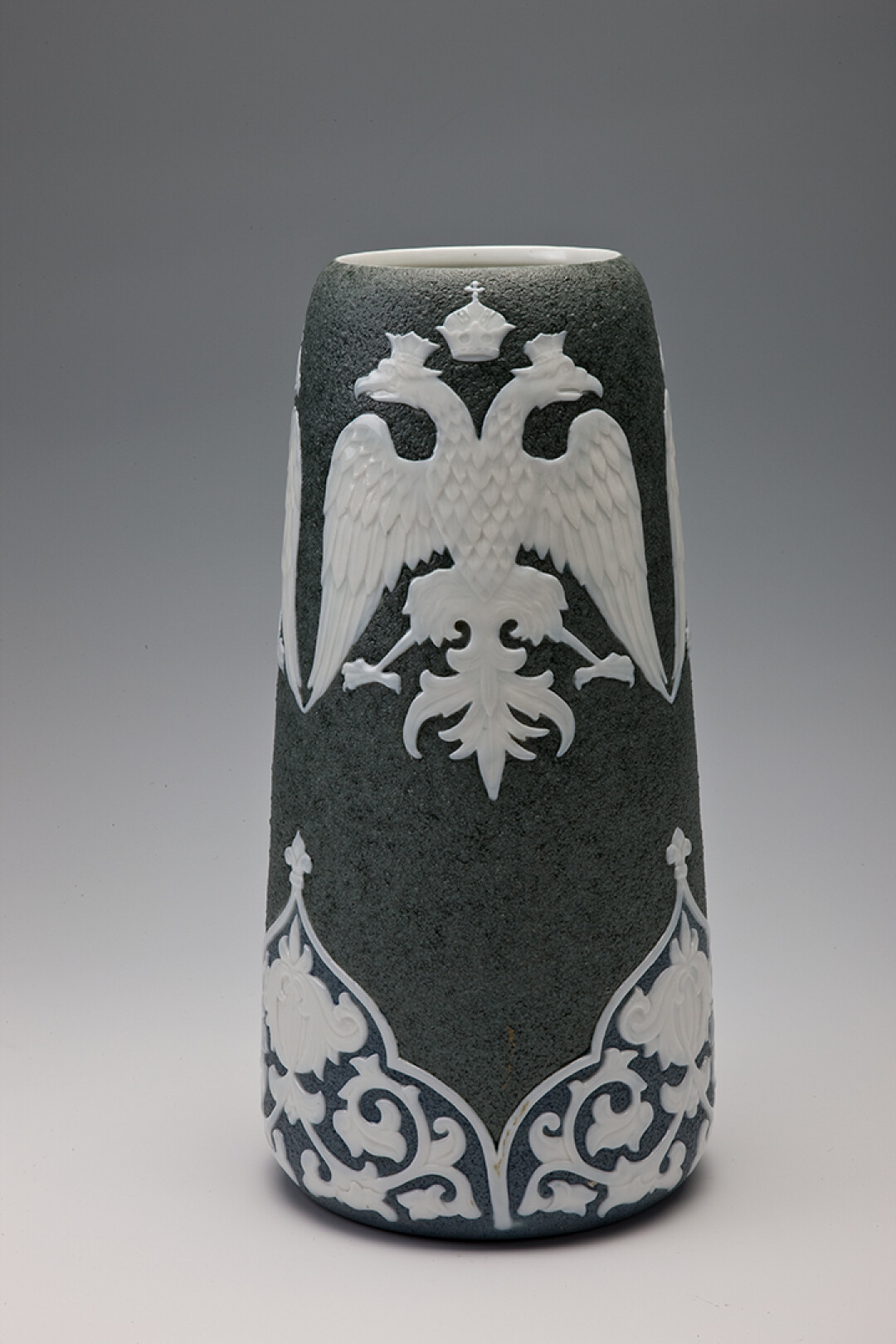 Ваза с изображением двуглавых орлов, автор эскиза — П. И. Красновский (?), 1911 г. (травление, цветная глазурь, резьба, фарфор)