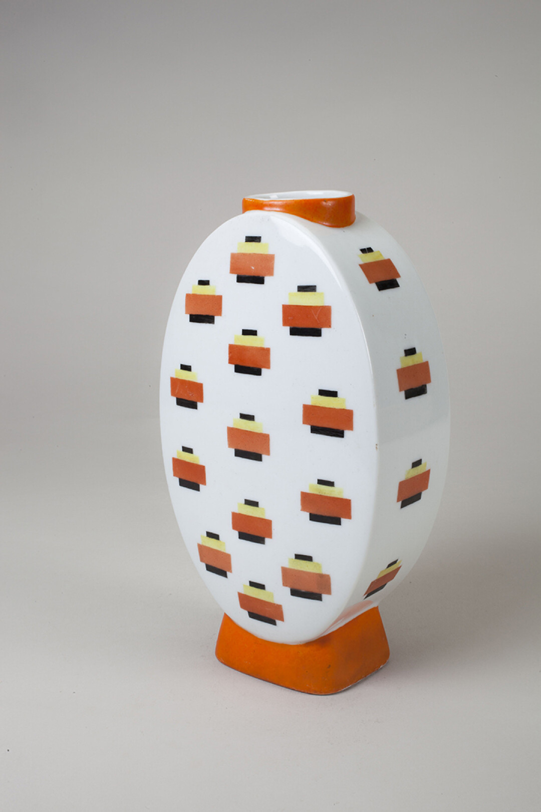 Ваза «Ситчик», автор композиции и формы — Н. М. Суетин, 1930-е гг. (роспись надглазурная полихромная, фарфор)