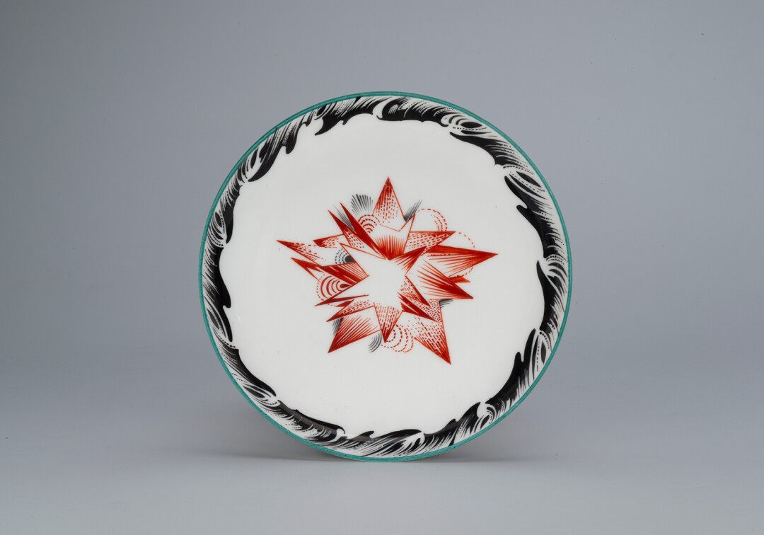 Блюдце «Серп, молот и шестерня», автор композиции — Р. Ф. Вильде, 1921 г. (роспись надглазурная полихромная, фарфор)
