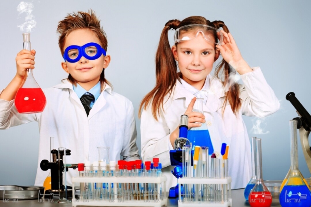 эксперимент фото. юный химик. семья химиков. клуб химик пермь. химик с колбой.