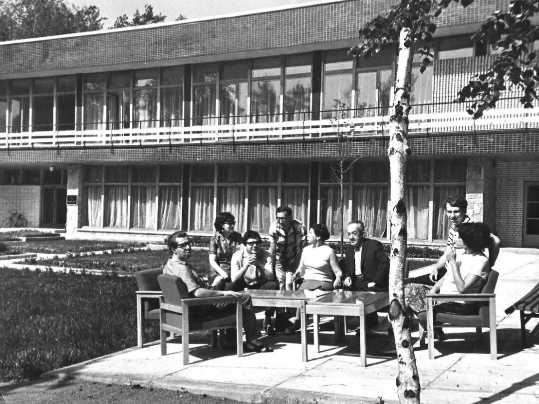 У главного корпуса Дома творчества композиторов в 1960-е встретились Джей Артур Прицкер, американский бизнесмен, филантроп и учредитель архитектурной