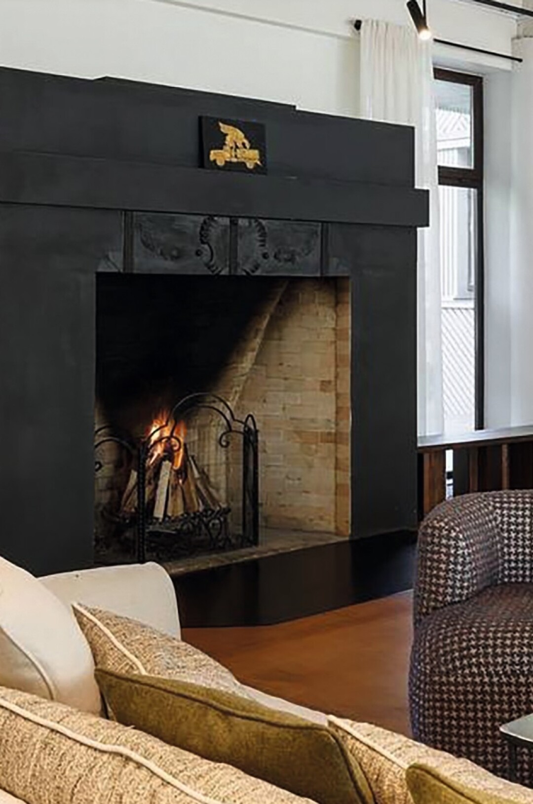 Если греться у камина, который разжигают каждый день, то на пухлых креслах в шанелевский рубчик по дизайну Надежды Косян