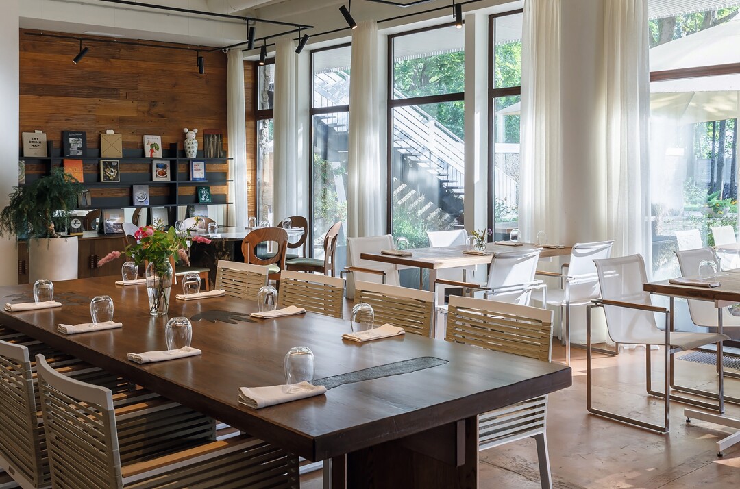 Петербургская студия «Фактура» по дизайну Muze Garden массив стола разбила паттернами, отсылающими к морскому берегу