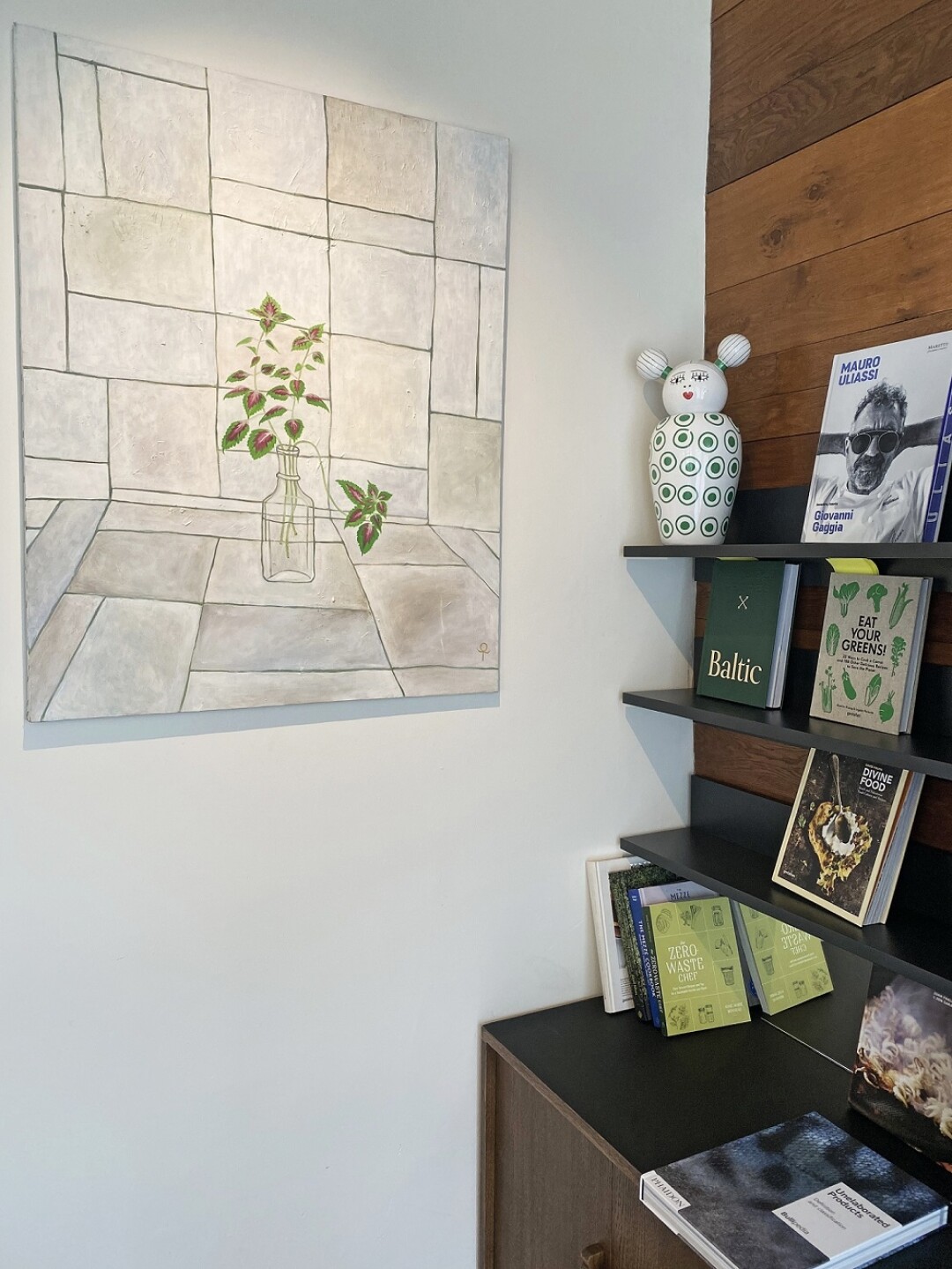 Натюрморт Полины Брамон в импровизированной библиотеке Muze Garden, ее хит — кулинарная книга с рецептами блюд из сериала «Аббатство Даунтон»