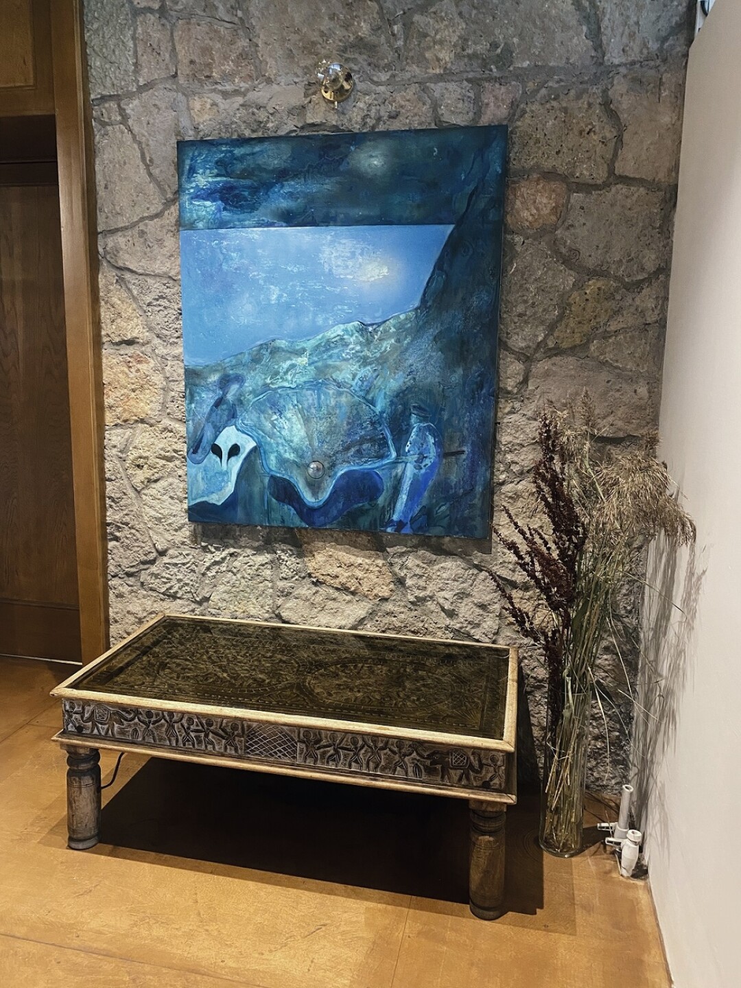 «Архитектурной жемчужине — жемчужина живописная», — говорит работа модного художника Николая Кошелева. Стол достался в наследство от «Касабланки»