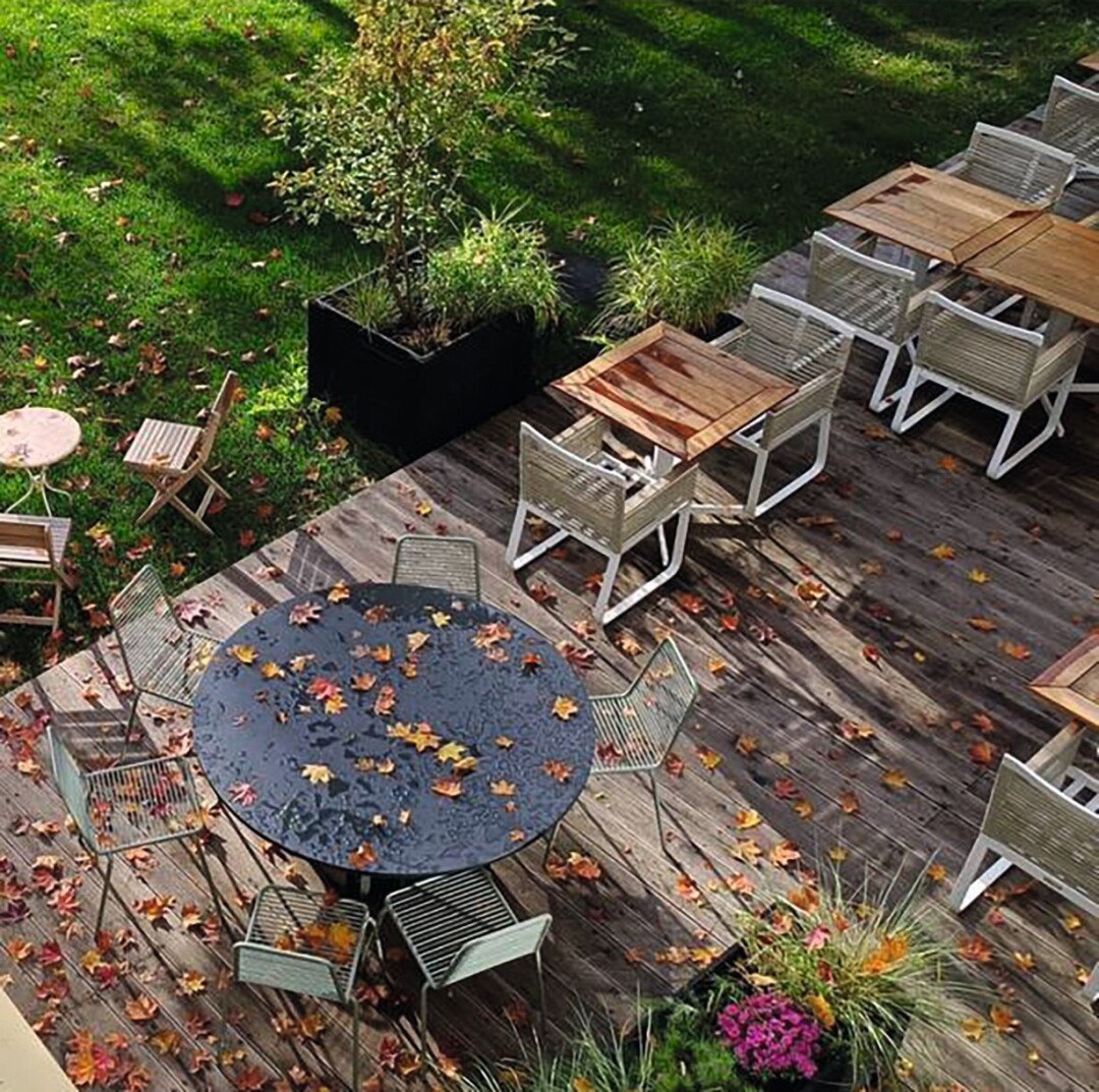 Озеленяет двор и террасу профессиональный дендролог: в утепленных ящиках растет осока, летом цветет гелениум