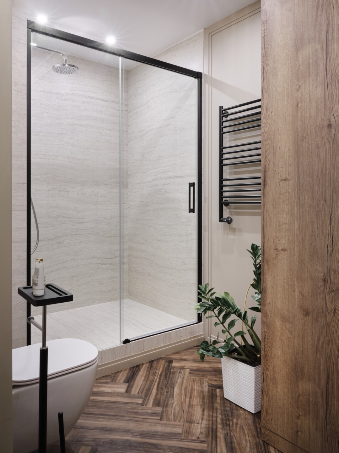 Душевое ограждение с покрытием easy-clean Radaway позволяет наслаждаться безукоризненной чистотой поверхности без лишних хлопот. Полотенцесушитель в