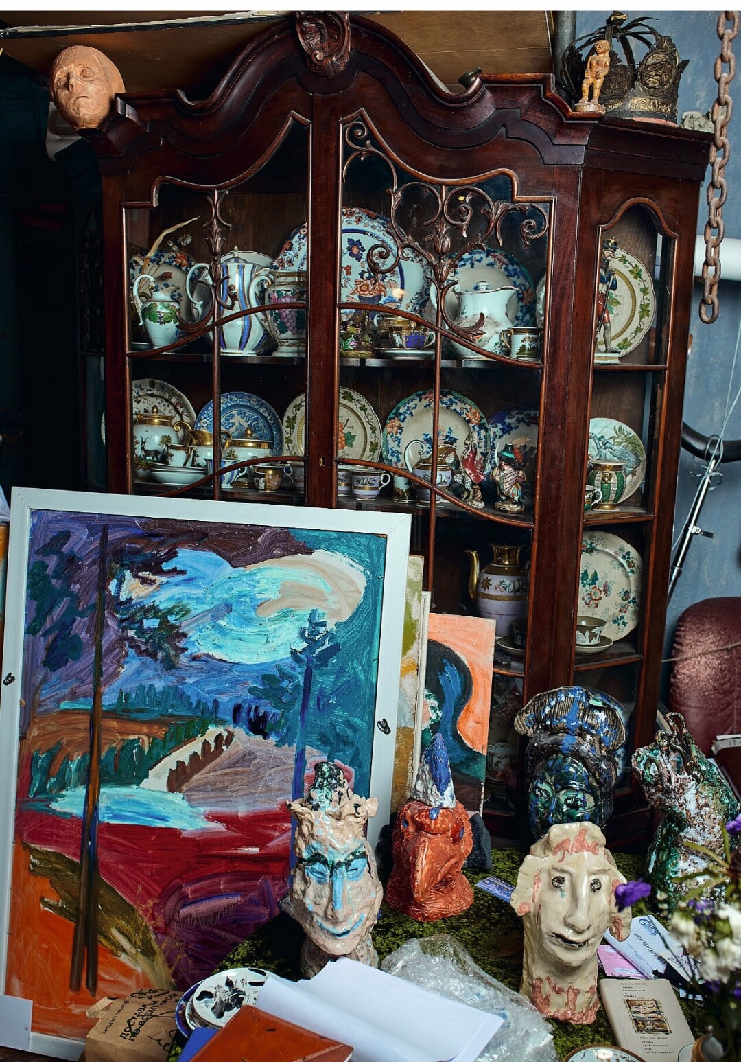 Керамические скульптурные вазы на столе — работы Элизабет Траугот, картина — Веры Яновой, в шкафу — фарфор со всего мира.