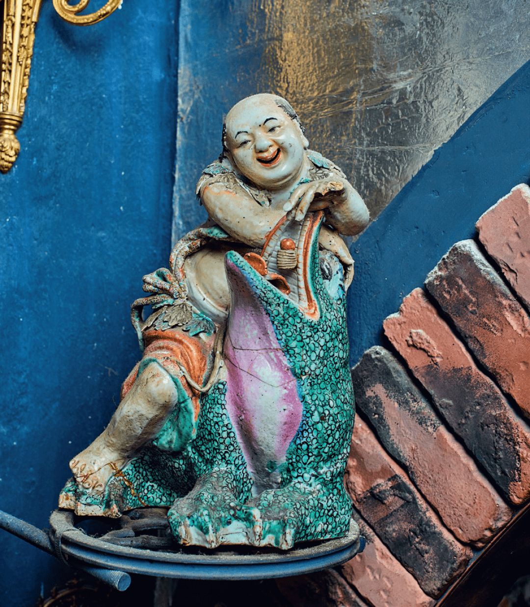 Китайский фарфоровый бог XVI века Лю Хань-чжань заботится о материальном положении поэтов и художников.