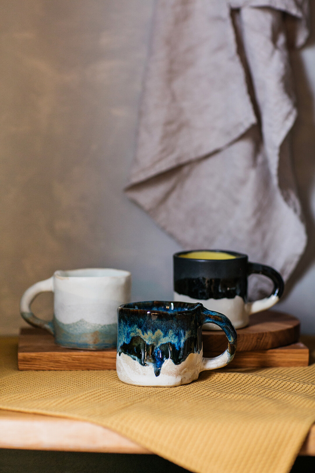 Кружка «С пальцем» от «Простых вещей», 900 рублей