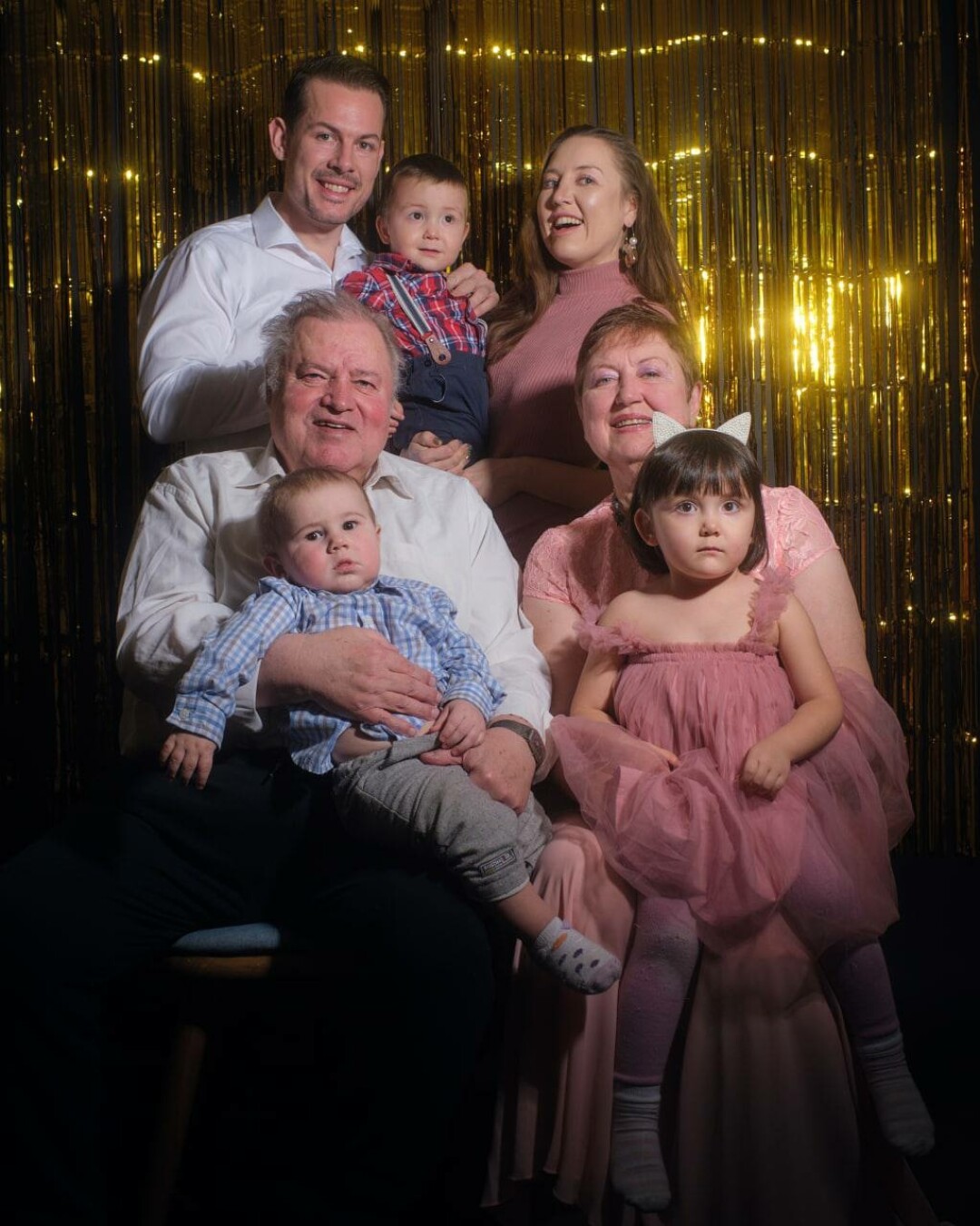 Эндрю и Виктория с родителями Николаем и Ириной и с детьми Альбертом, Серафимом и Айсель