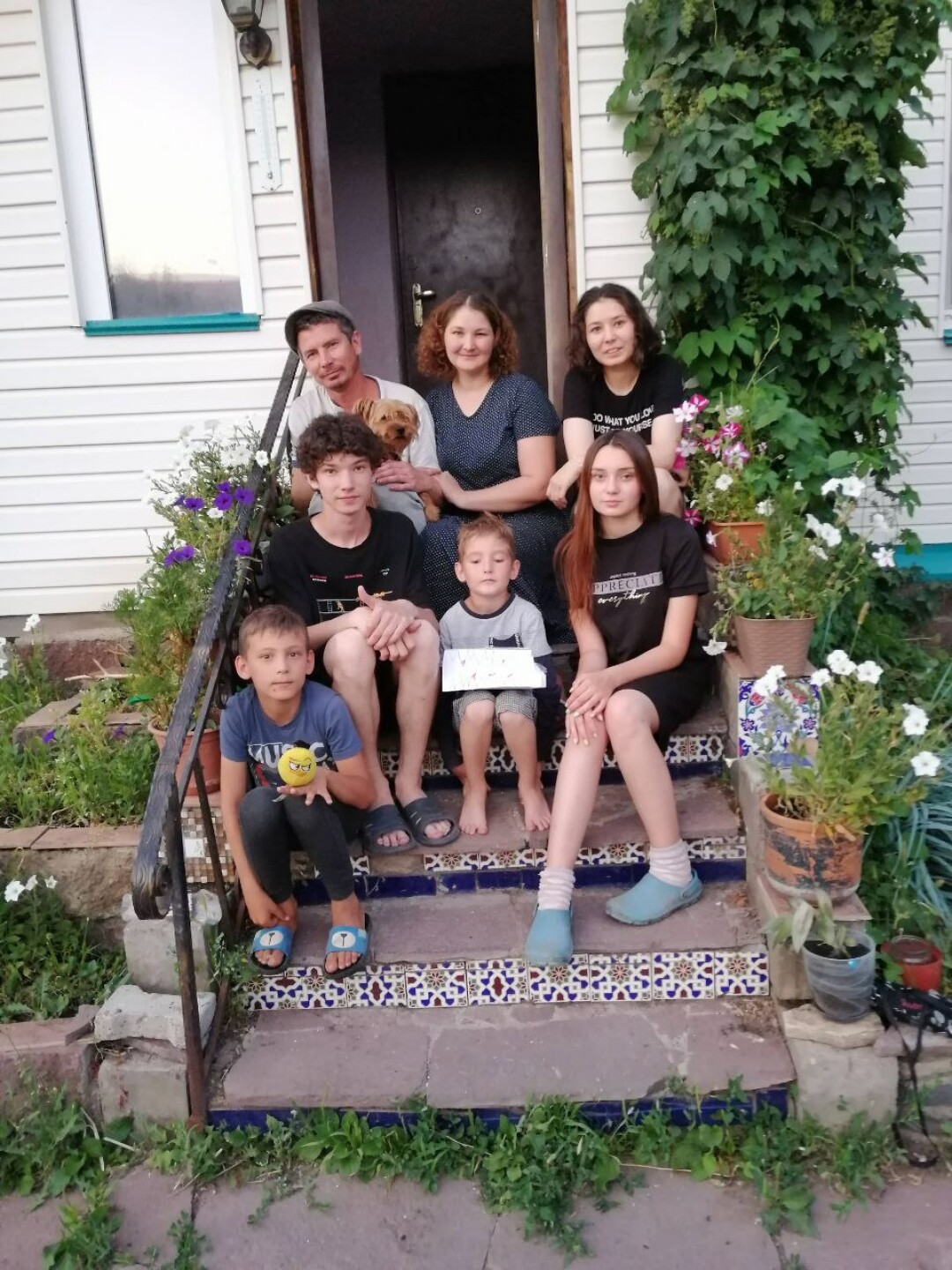 Айдар и Айгуль с детьми Чулпан, Амиром, Алиной, Стасом и Данисом