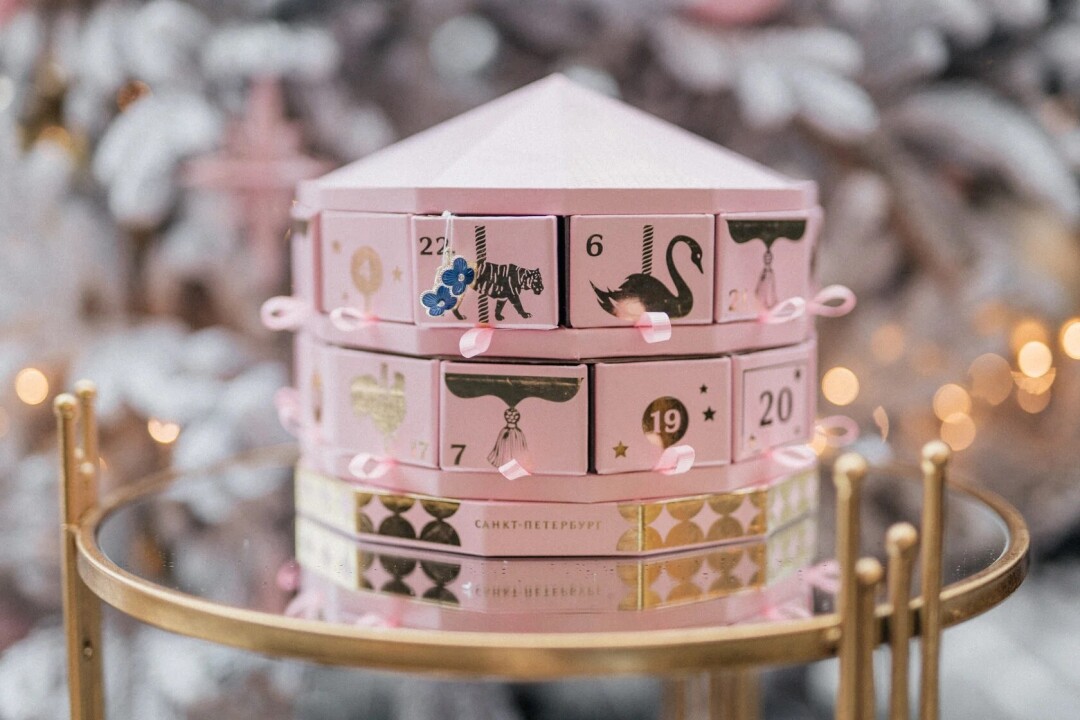 Коробка сладостей в форме карусели, 7350 руб., кондитерская Анны Красовской