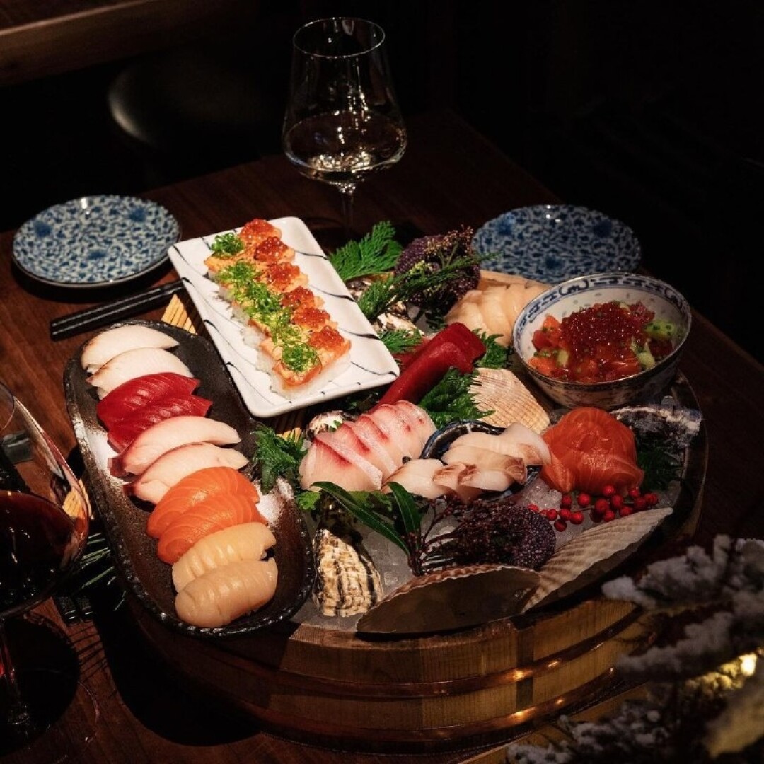 Сет в Self Edge Japanese: бутылка коктейля Yuzu Mimoza, фирменный бокс с морепродуктами и японским имбирем и васаби