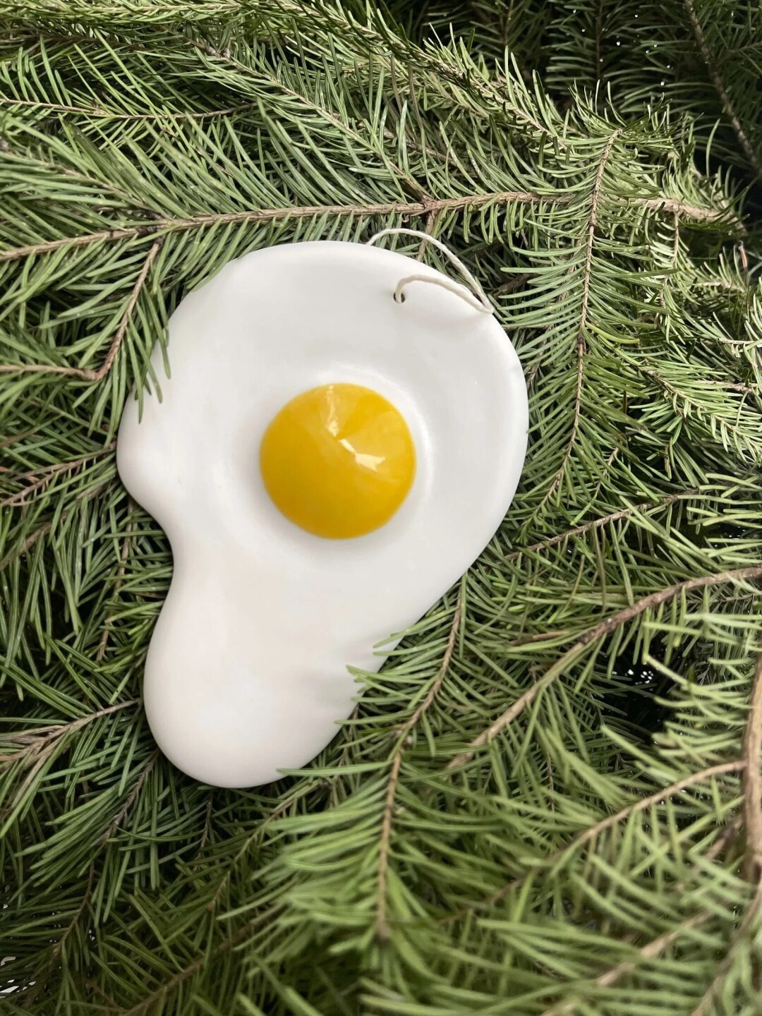 Фарфоровая глазунья от студии керамики «Нежно» (1900 руб.)