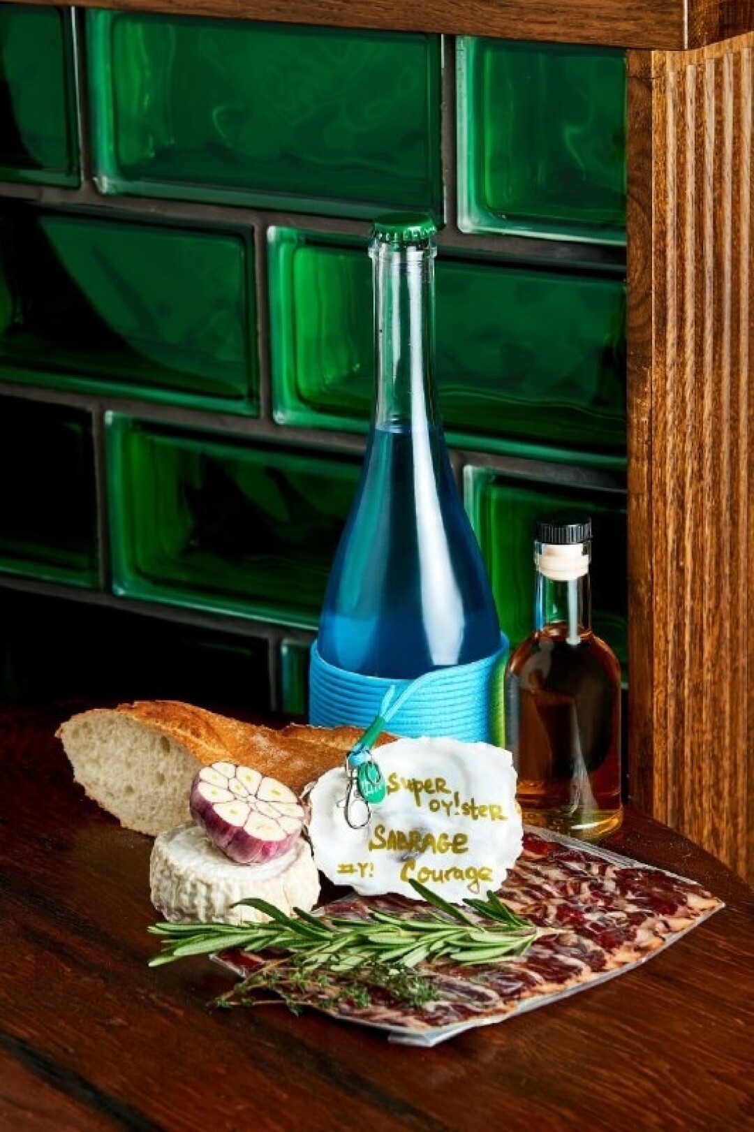 Бутылка коктейля Cosmic Blues, мини-бутылка коктейля Lazy Martini, набор для подачи камамбера, вяленая говядина собственного приготовления