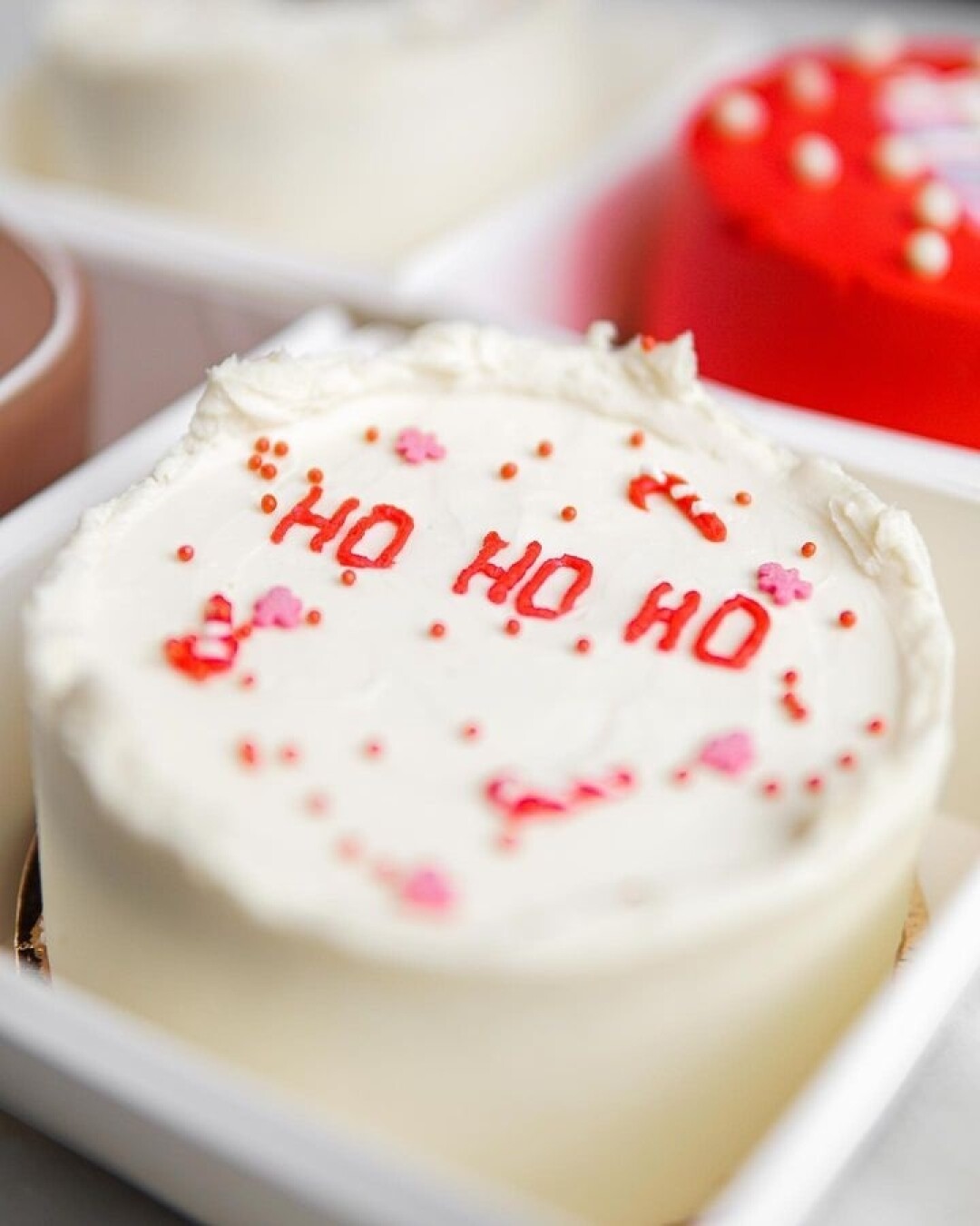 Новогодний фисташково-банановый бенто-торт Cake me tender, 650 руб.