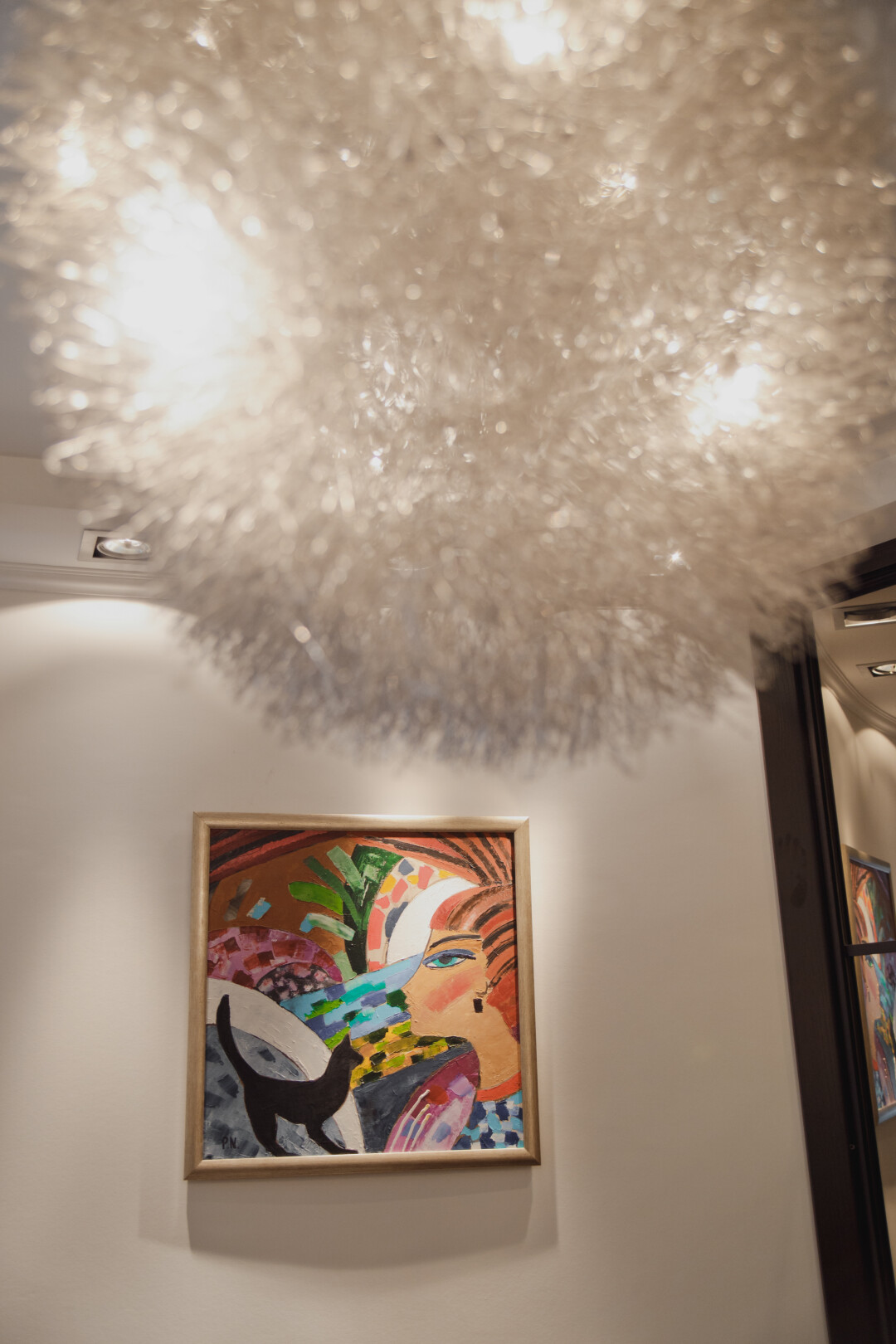 В спальне у меня люстра колючая. Все-таки это квартира художника, и тут, несмотря на мягкость, должны быть острые моменты.