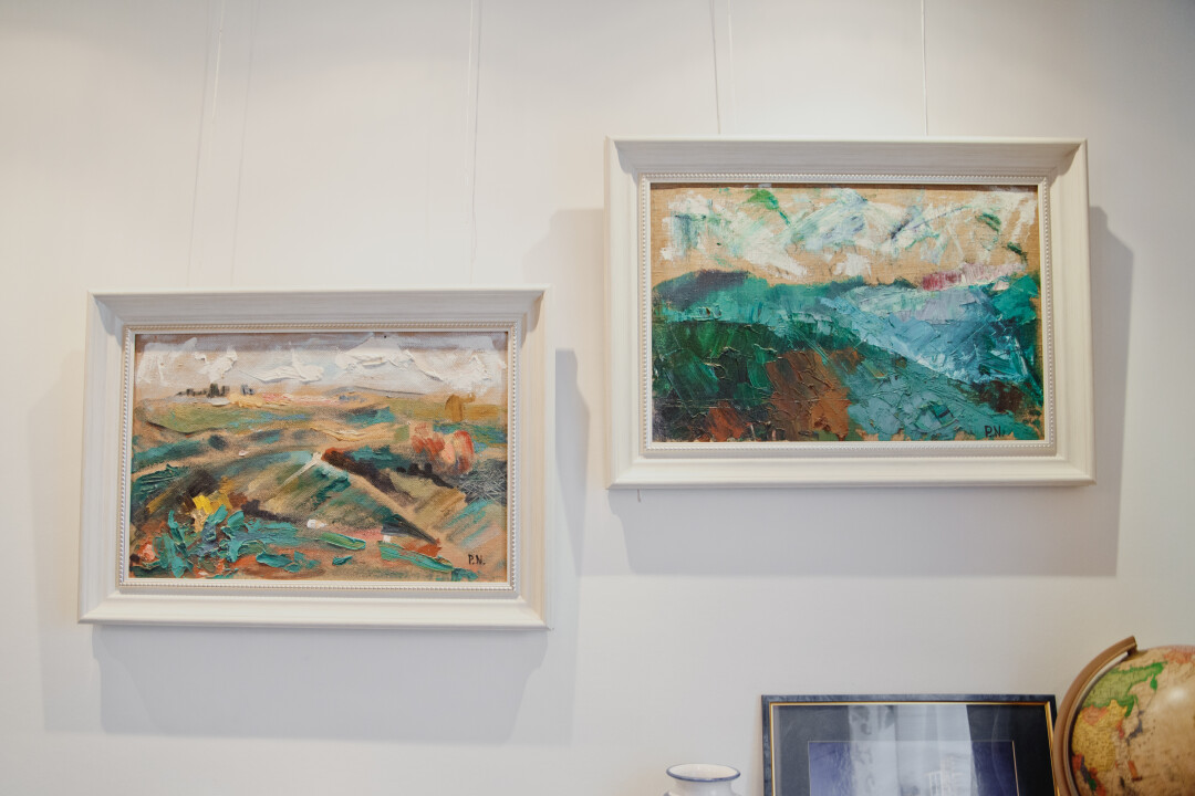 В московской квартире я постоянно меняю работы. Здесь не очень часто. Люблю менять картины в гостиной. Так здорово наблюдать, как меняется