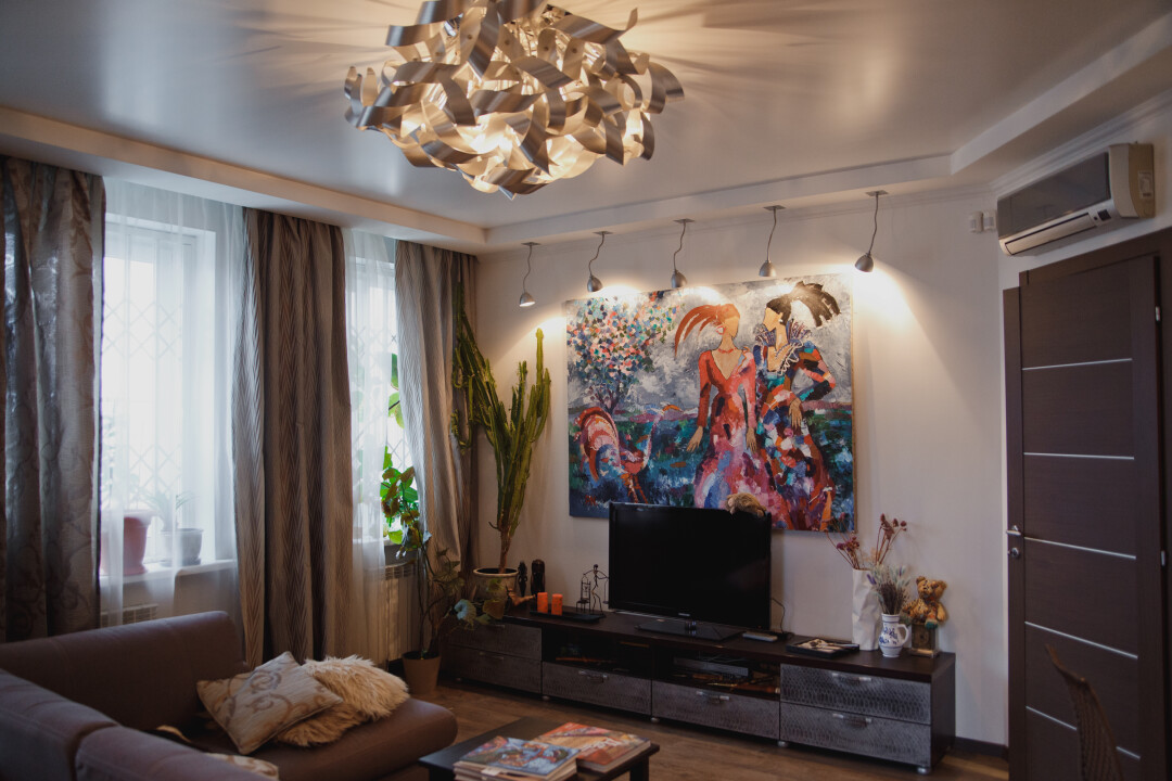 Люстра в гостиной – центральная, на ней много всего, она вносит элемент праздника и торжественности. Я купила ее в Москве, увидела и сразу забрала