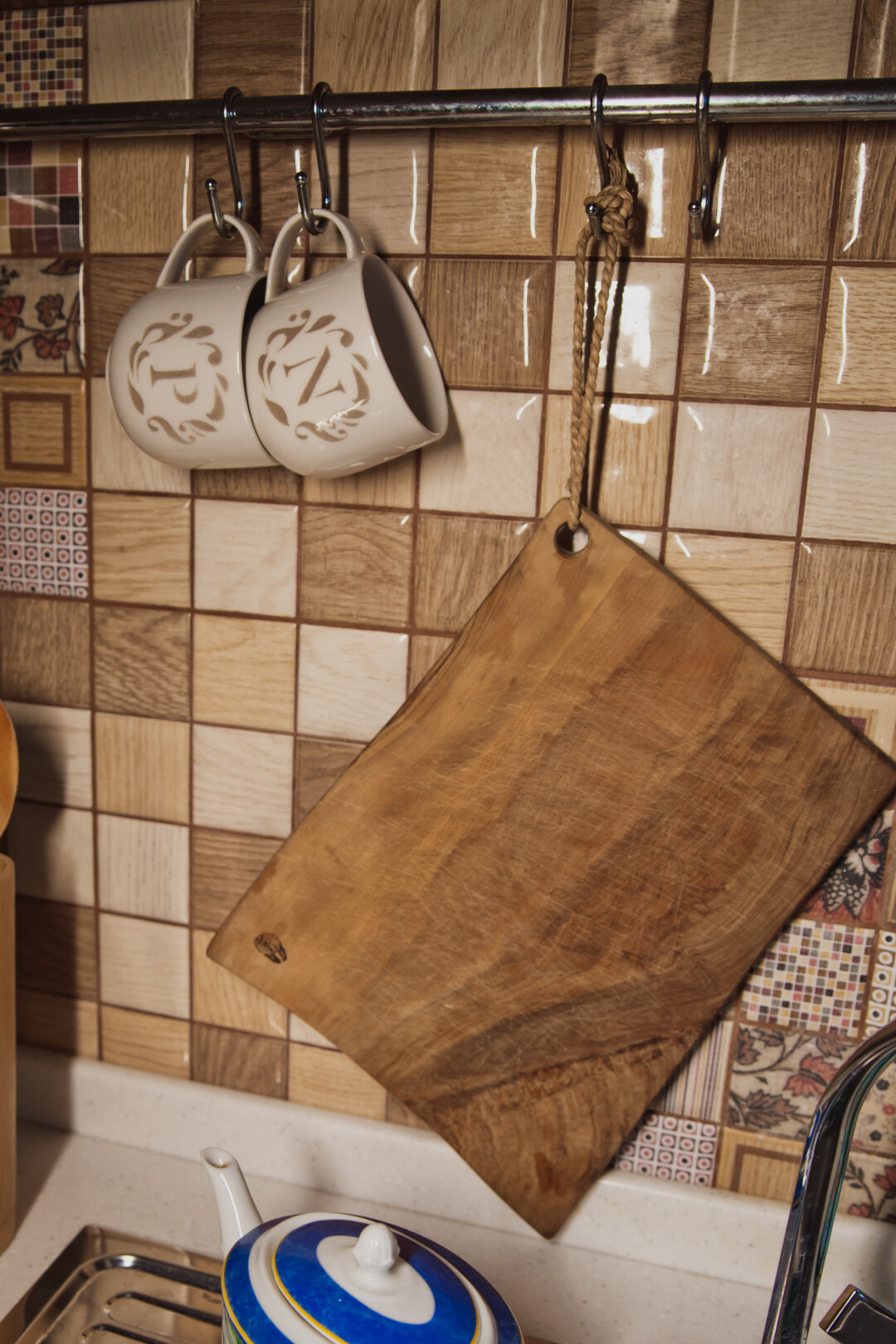 Вот эта разделочная доска из Италии, срез оливкового дерева. Я купила ее на рынке в Тоскане. А это финские кружки, на них инициалы моего имени.