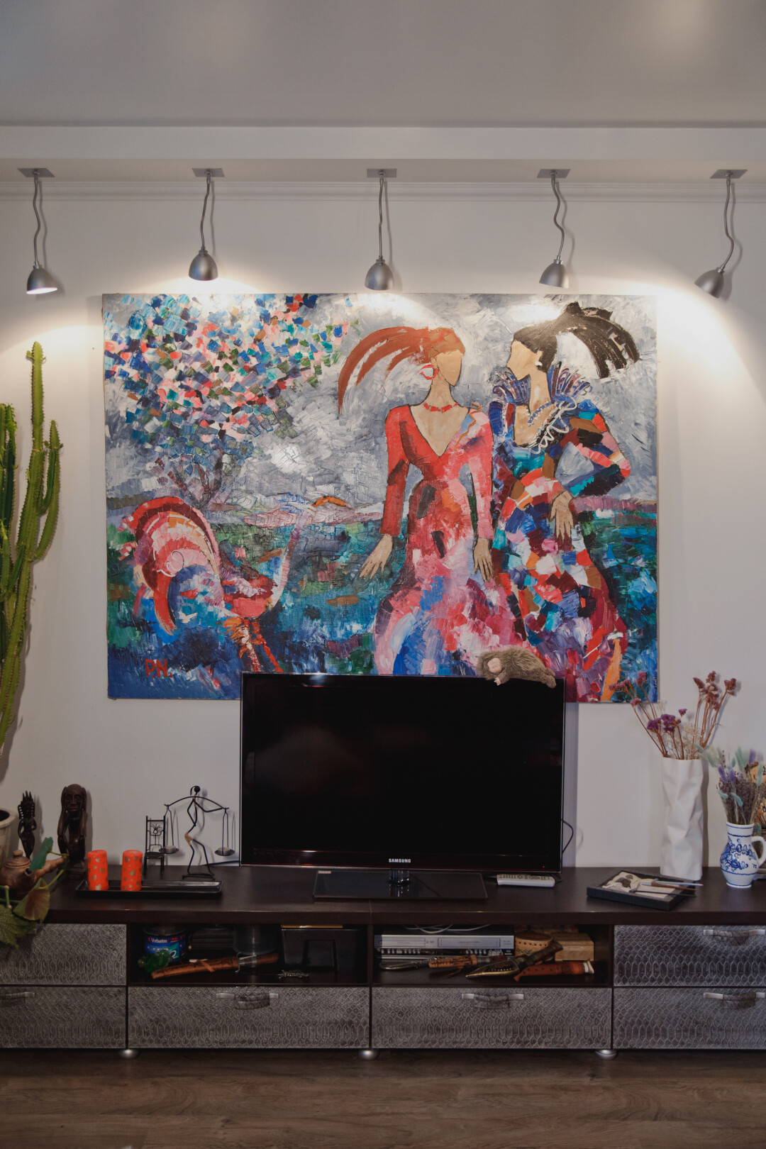 Получилась особенная квартира, но художник и не может жить в обычной, иначе у него картины не будут получаться