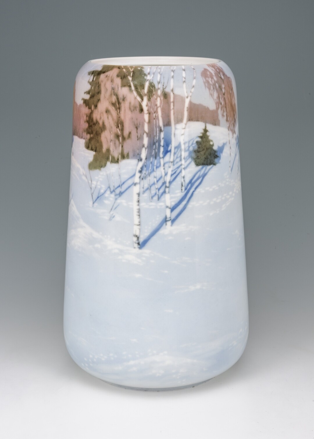 Ваза с изображением зимнего пейзажа (фарфор; роспись подглазурная полихромная). Автор росписи — В. С. Кленовская. Россия, Санкт-Петербург
