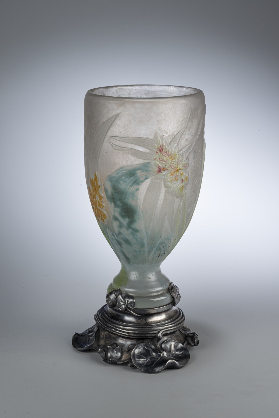 Ваза с изображением лесных орхидей (многослойное стекло с окрашиванием в массе; маркетри, травление, гравировка; оправа: серебро, литье, чеканка