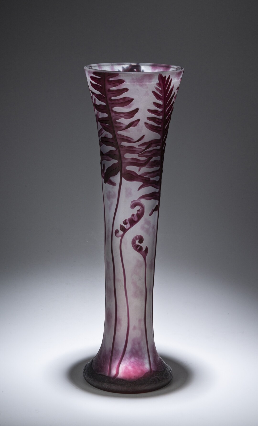 Ваза «Папоротник» (многослойный хрусталь; резьба, гравировка, травление). Автор проекта — П. И. Красновский; резчик — В. Попов. Россия, Санкт