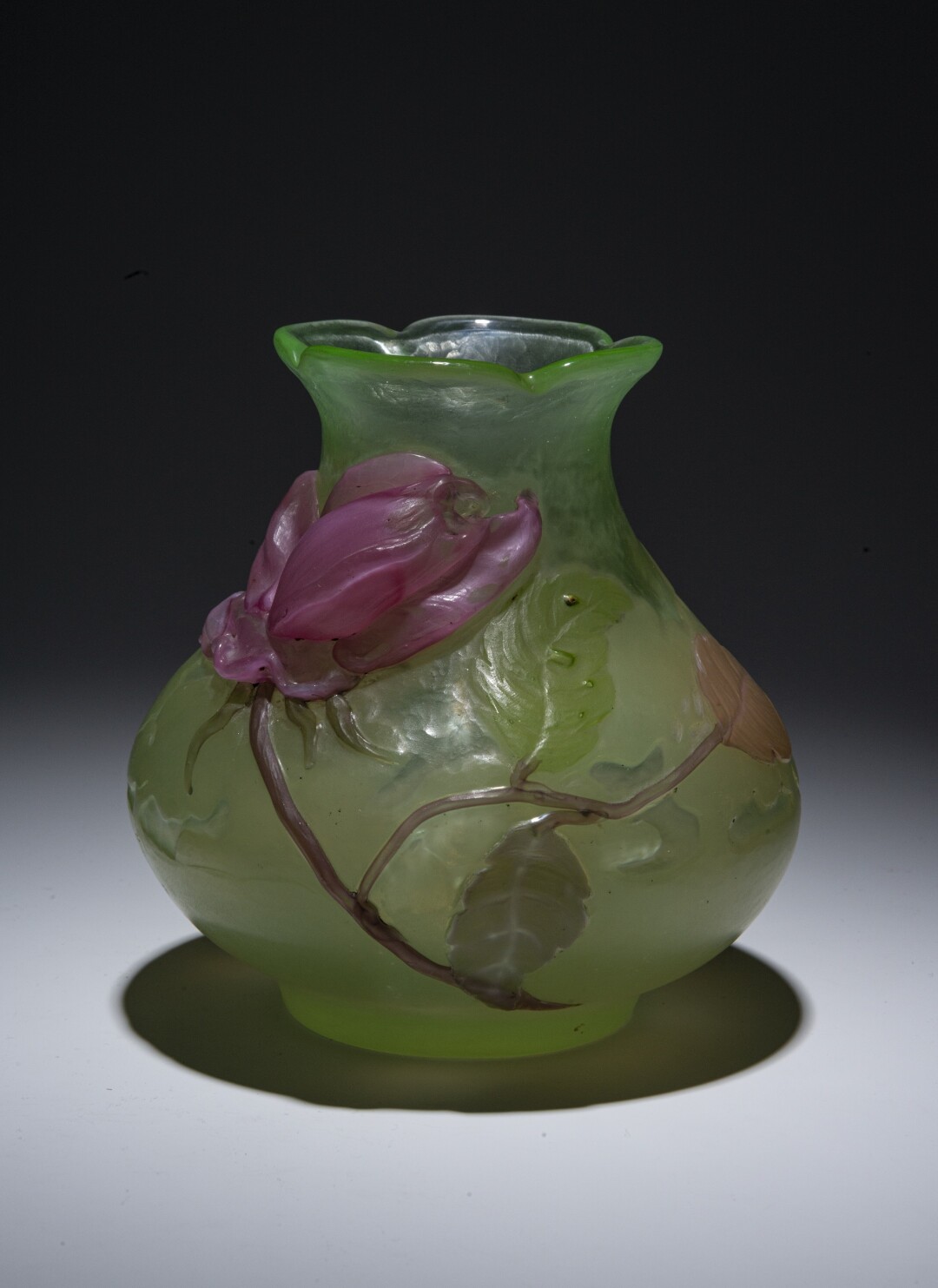 Ваза «Роза Франции» (многослойное стекло; аппликация, техника marqueterie de verre). Художник — Э. Галле. Франция, Нанси, 1902 г.