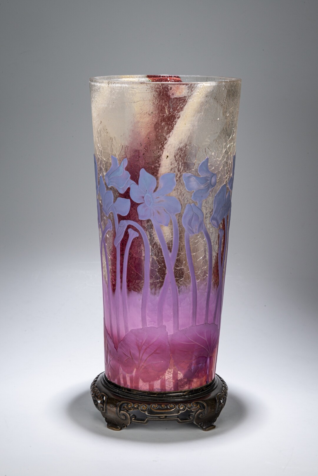 Ваза с изображением цикламенов (многослойное стекло, металл; резьба, гравировка, кракле). Проект Э.-Б. Левейе. Франция, начало 1890-х гг.