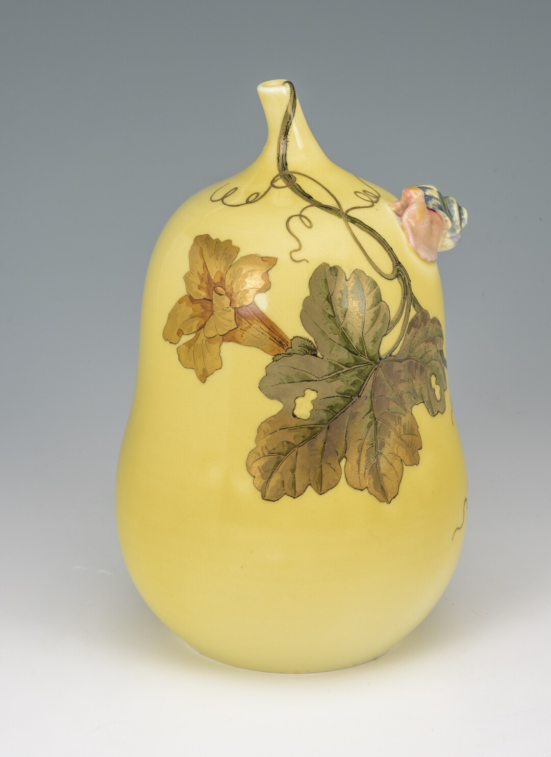 Ваза в форме тыквы (фарфор; лепка, цветная глазурь, люстр, роспись надглазурная полихромная, позолота, серебрение). Россия, Санкт-Петербург