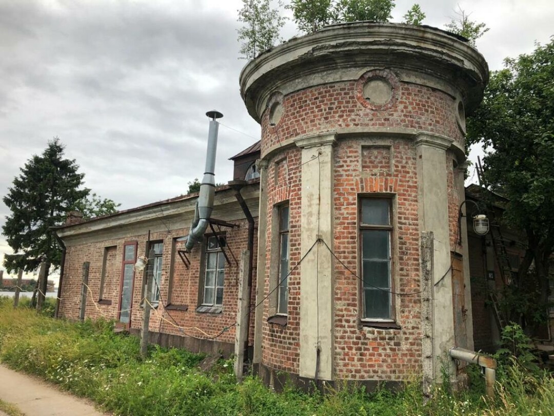 Караульная с круглой башней