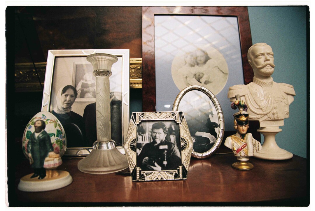 На пианино — фотографии родителей Петра, мраморный бюст Николая II и вырезка из парижской газеты с фотографией великих княжон и цесаревича Алексея