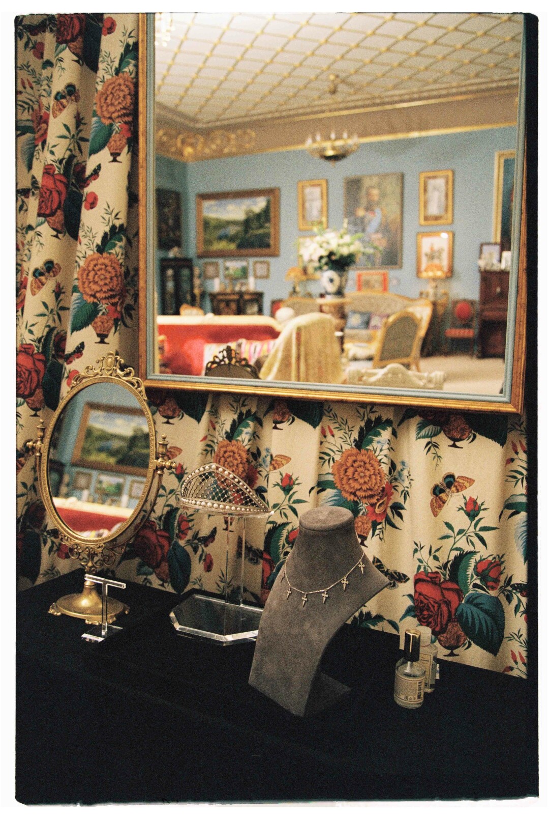 Ниши гостиной затянуты тканью «Жар-птица» от Tissus Tartares дизайнера Ольги Axenoff Jewelry