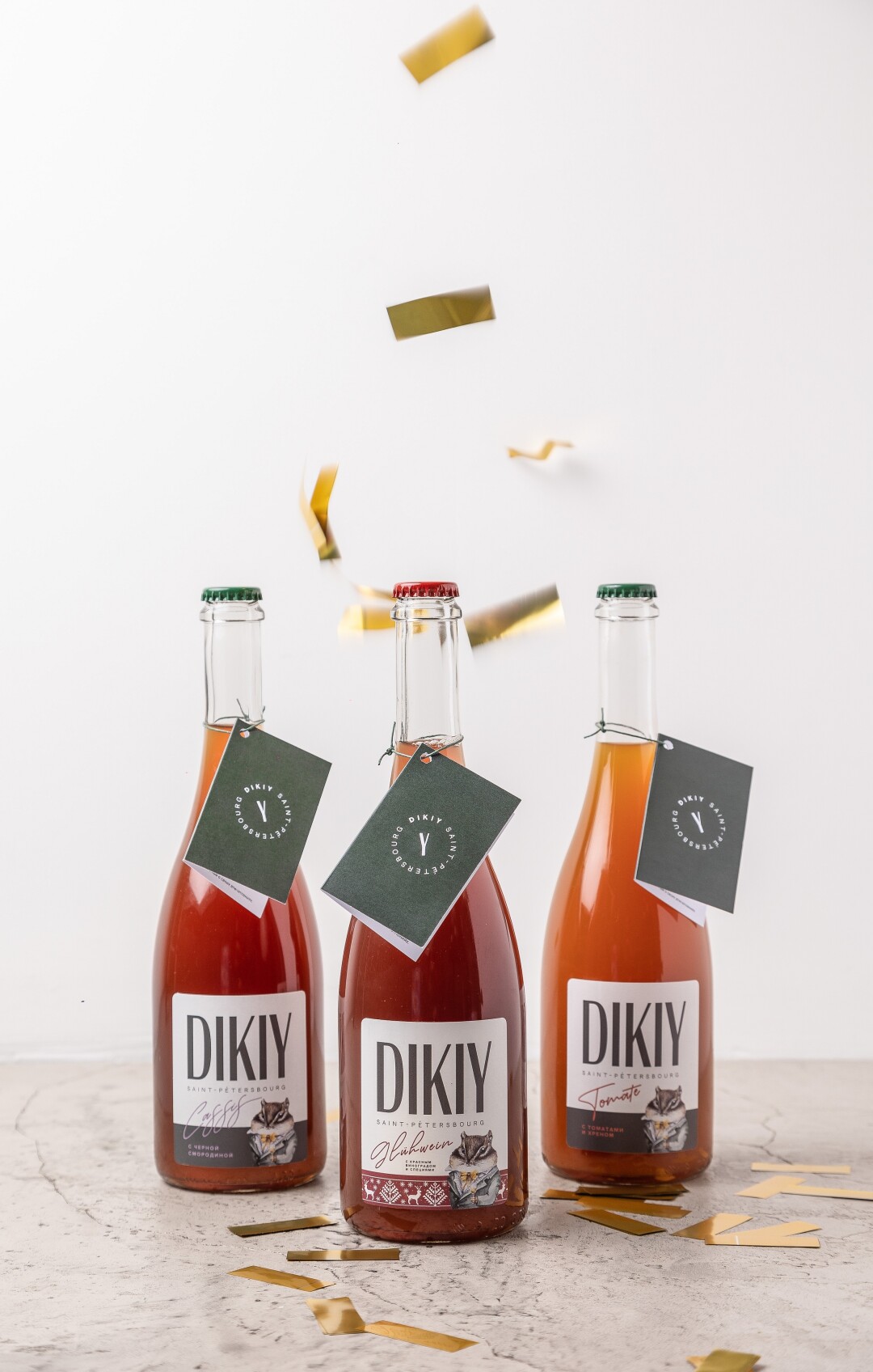 Dikiy За безалкогольное наполнение стола отвечает команда энтузиастов DIKIY. Подготовили специальный ограниченный релиз игристого кваса в нарядных