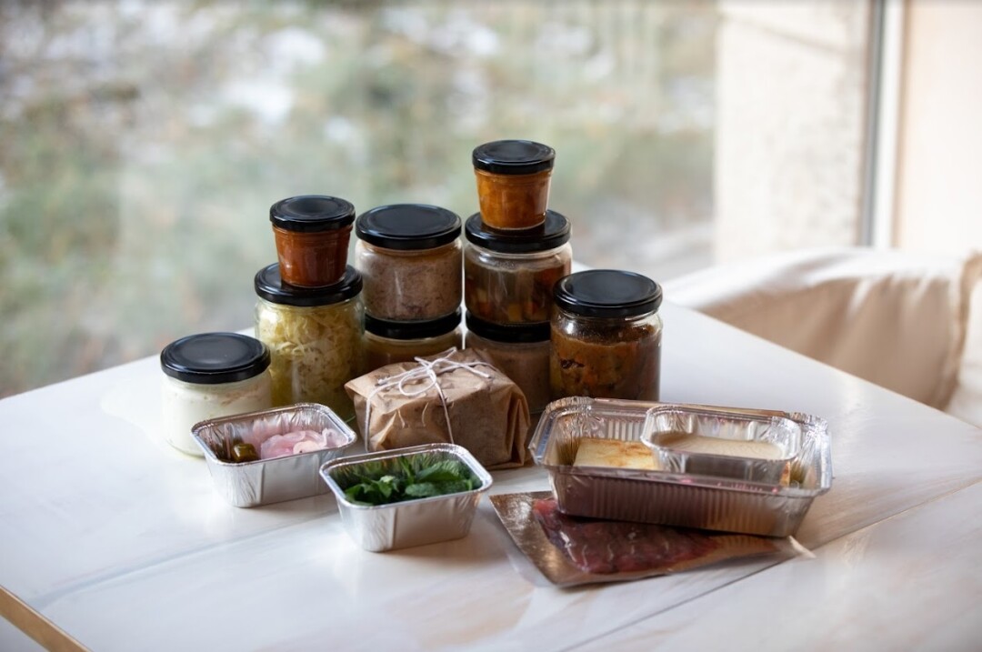 Animals Набор (8500 руб.) с готовой едой, сделанной в ресторане из фермерских и сезонных продуктов на компанию от 2 до 4 человек: куриный паштет с