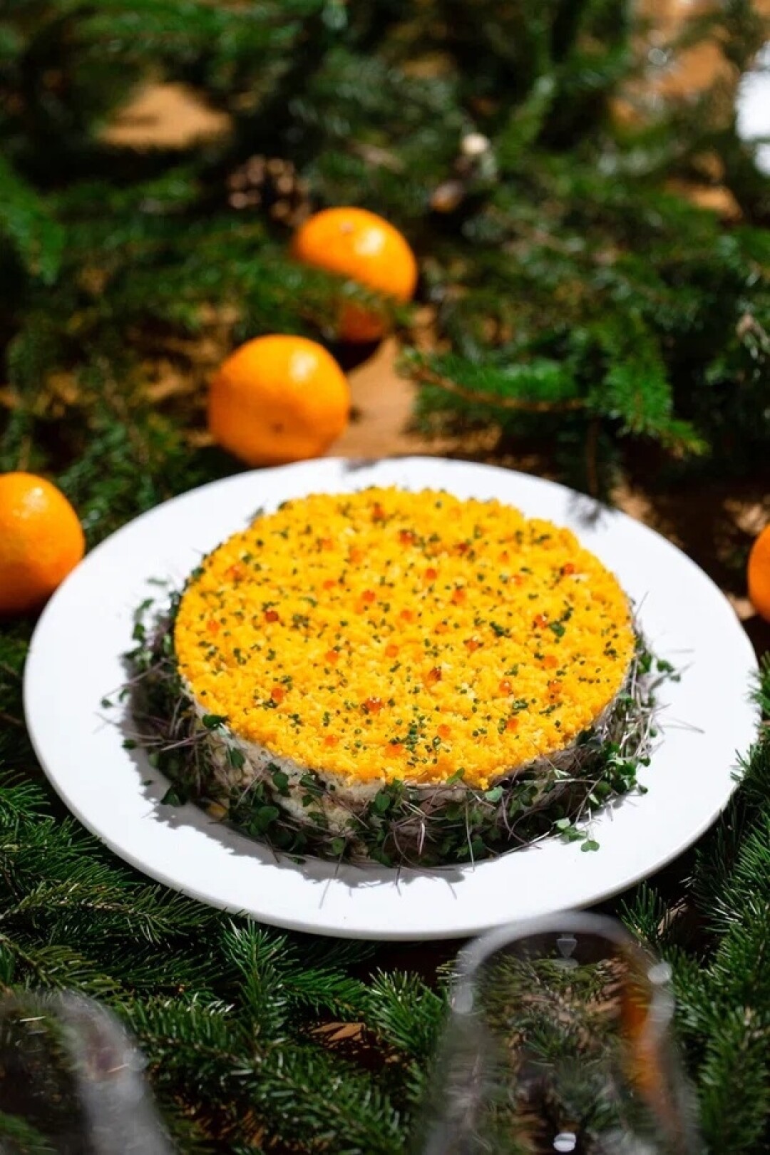 МА Праздничное меню позволяет сконструировать новогодний ужин: стерлядь, фаршированная креветками, форелью и кабачками (12900 руб.), мимоза с горбушей