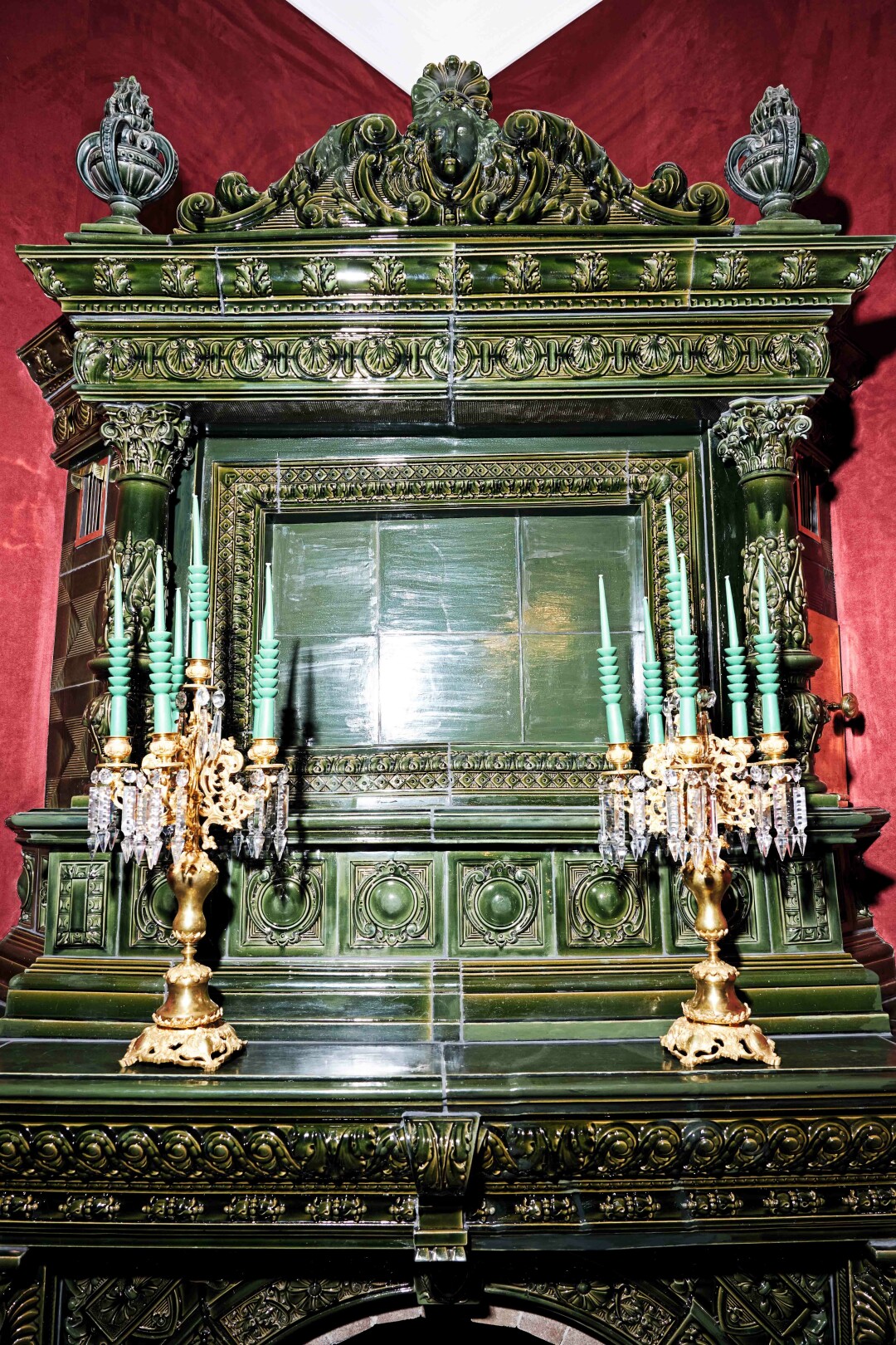 Угловую двухъярусную печь привез великому князю Георгию Михайловичу архитектор Сюзор, под наблюдение которого была устроена квартира