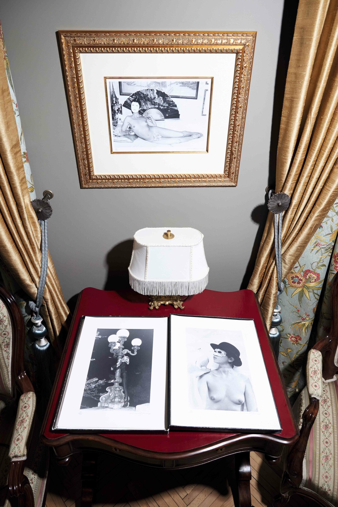 В спальне разместилась эротическая фотография 1970-х Макса Гамлета