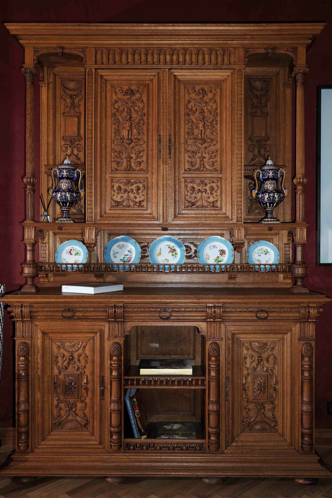 Английский сервиз XIX века с ботаническими сюжетами хранится в антикварном буфете из массива дуба, привезенном под заказ из Франции
