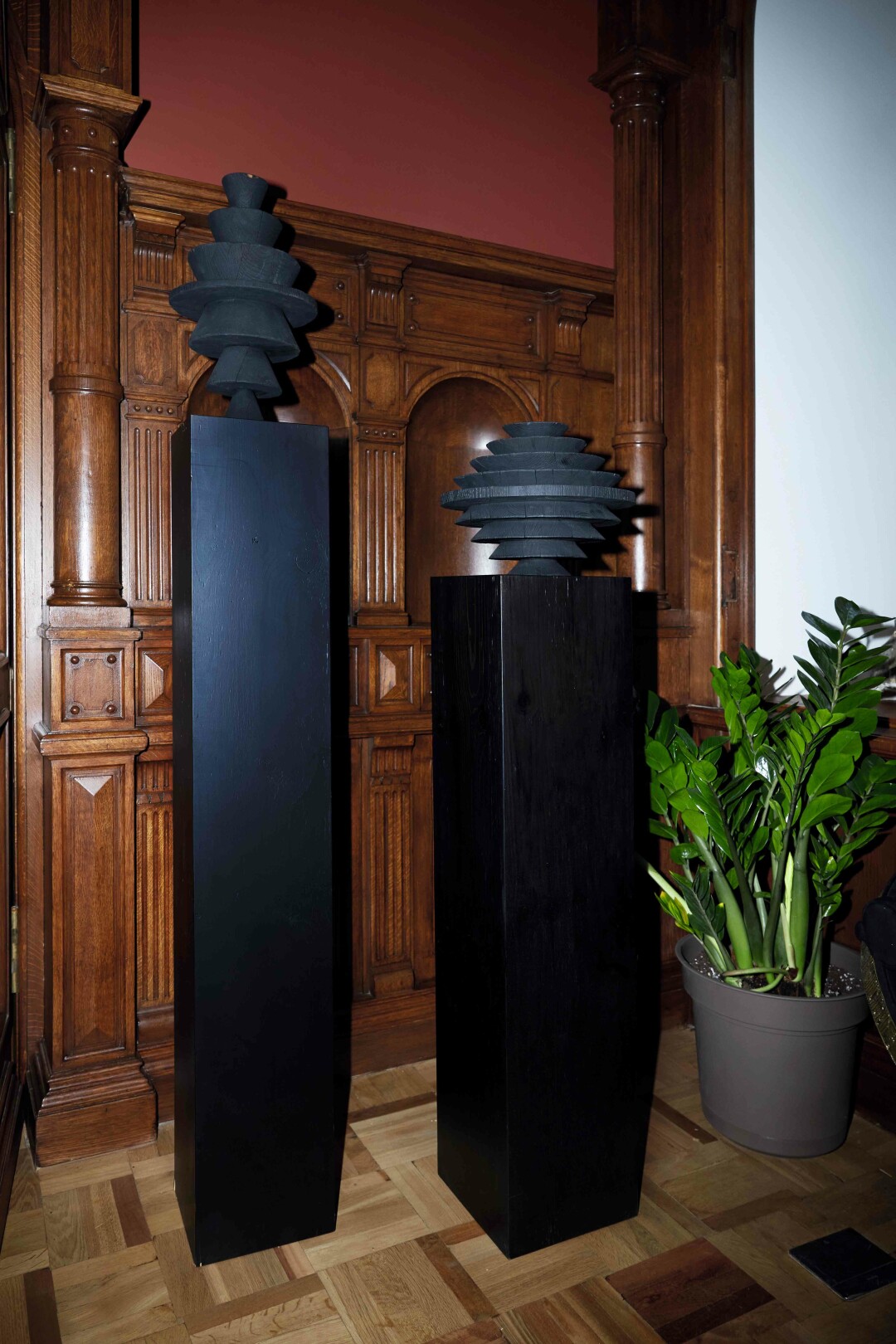 На фоне деревянных панелей конца XIX века разместились объекты-шкатулки скульптора по дереву Златы Корниловой