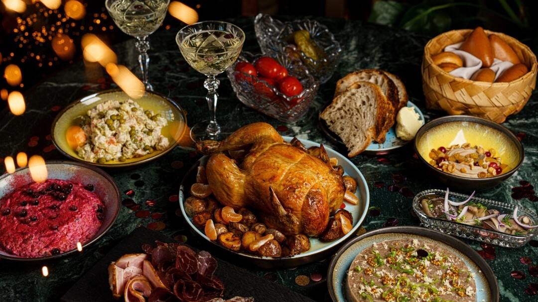 COCOCO Bistro Ресторан Матильды Шнуровой предлагает запеченную целиком курицу, любимые салаты, холодец, лосось с пюре и томатами, ребра в квасной