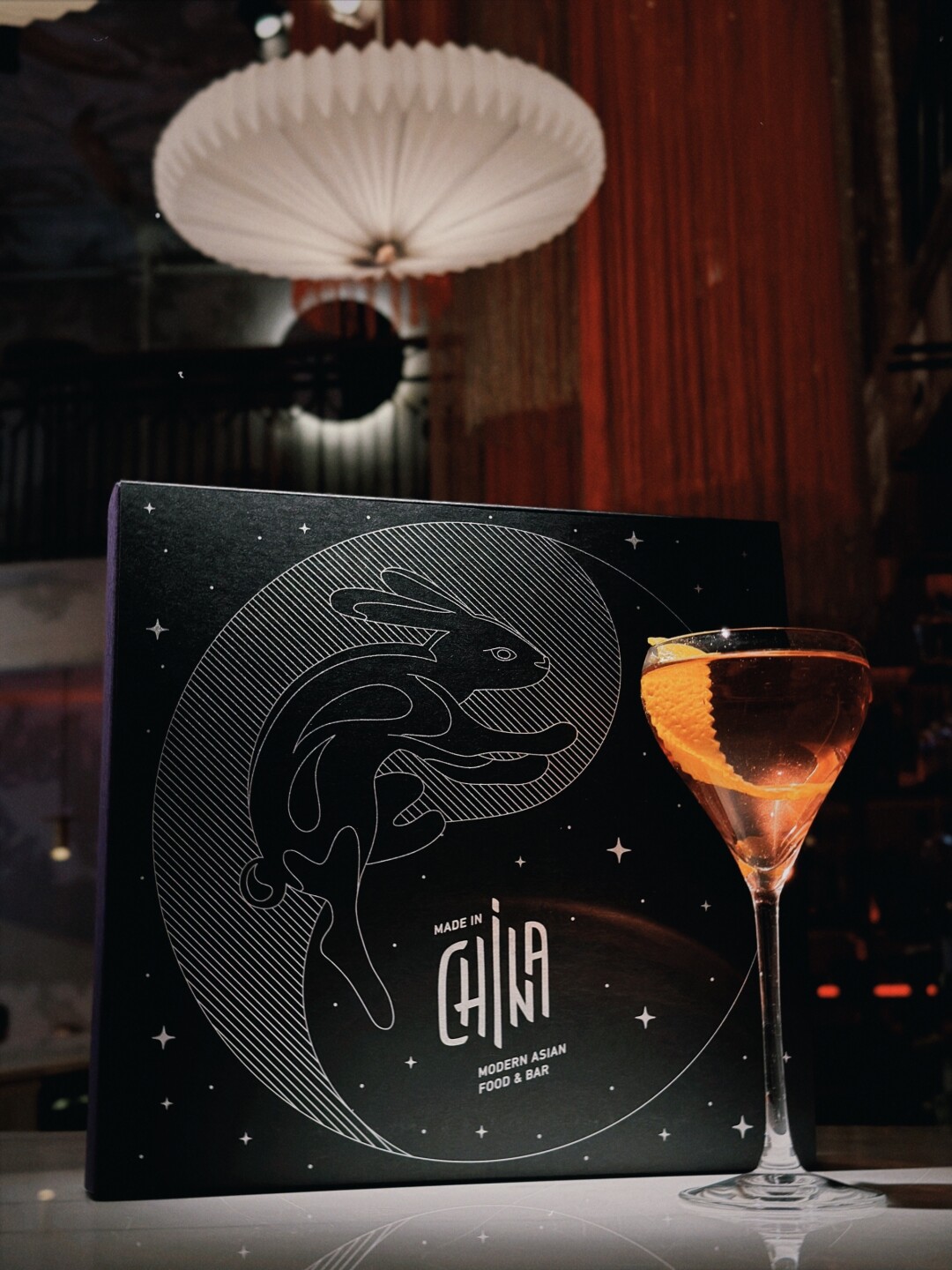 Made in China Когда закончится шампанское, достанем коктейльный адвент-календарь (5500 руб.) с 10-ю напитками на основе джина. Внутри корзина сладких