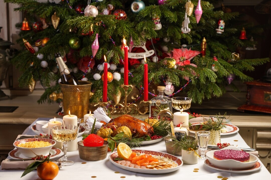 «Русская рюмочная №1» В меню большой выбор салатов, закусок и горячих блюд: «Русский салат с обжаренными филейчиками перепелов», «томленый гусь