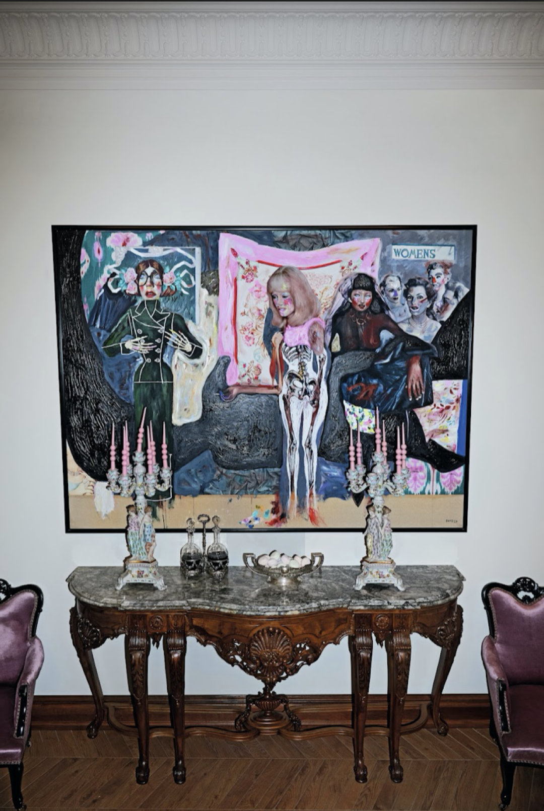 Доминантой малой гостиной стала картина Сергея Бондарева «Очередь»