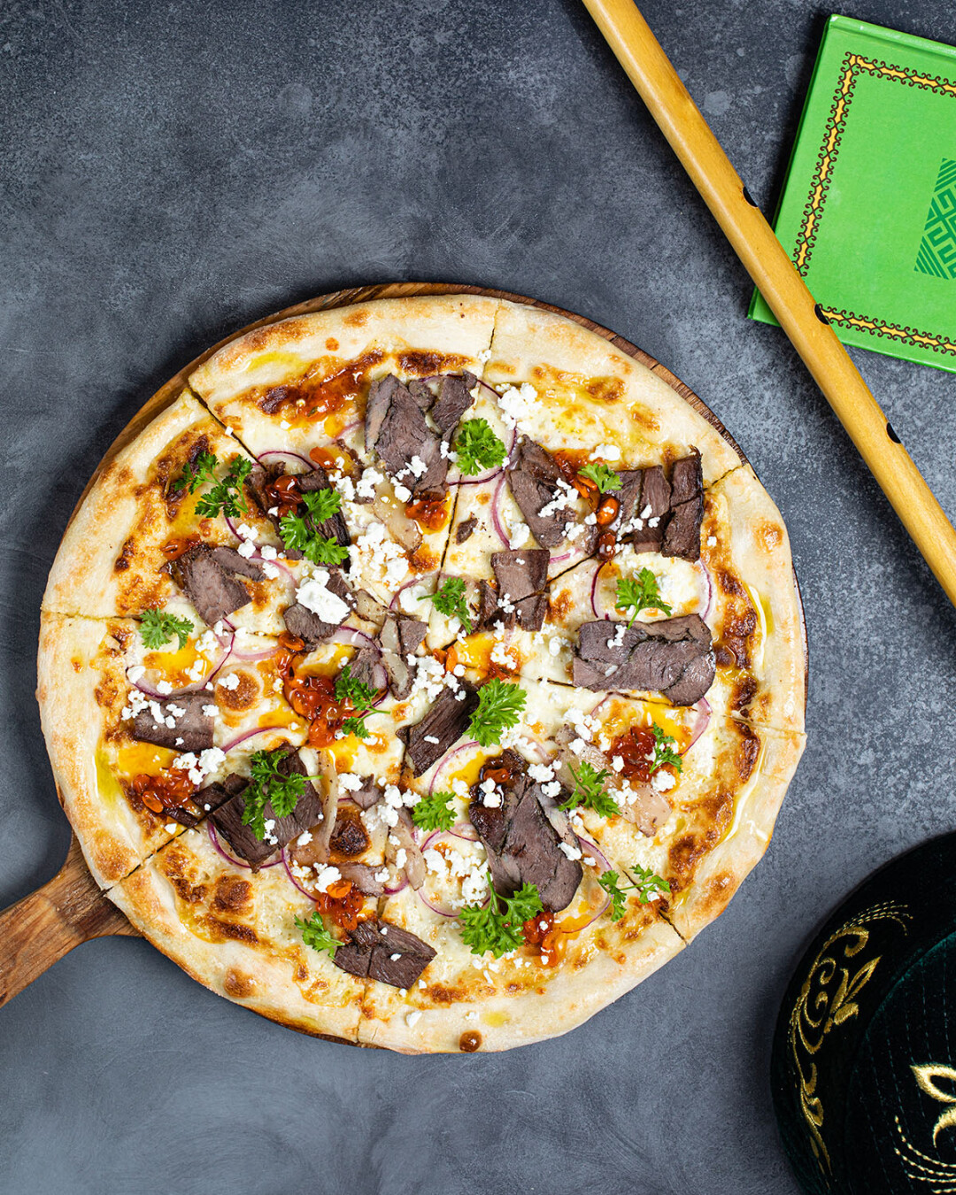 Пицца Kumpan соединяет в себе несколько разных гастрокультур. В составе этого блюда итальянская мука, башкирская конина, варенье из облепихи, сыр