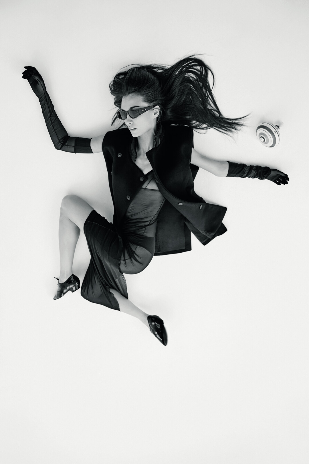 Жилет Utopia Lab, платье и перчатки Yulia Chulkova, туфли на шнуровке Chanel (Pif Paf Supershop), очки Saint Laurent